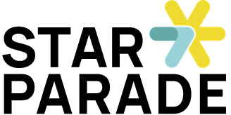 Logo der Star Parade. Links der schwarze Schriftzug ‚Star Parade‘. Rechts daneben ein stilisierter Stern, gebildet aus drei abgerundeten Pfeilformen in Hellblau, Türkis und Gelb.