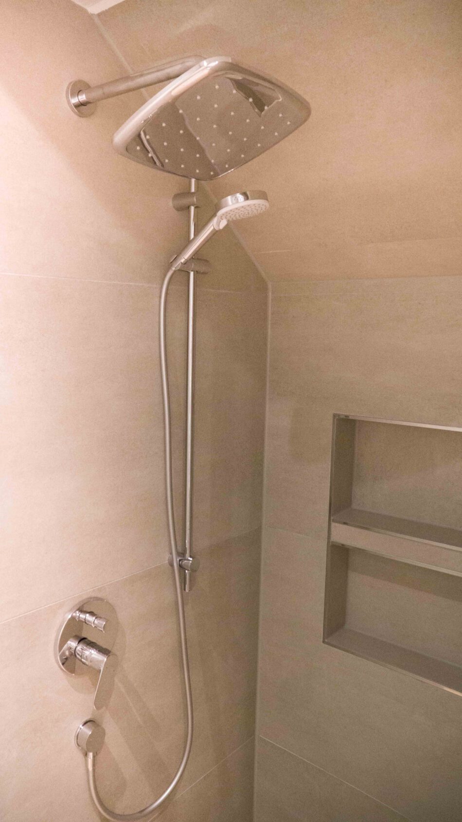 Dusche im Badezimmer