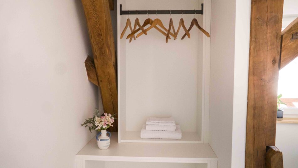Offener Kleiderschrank