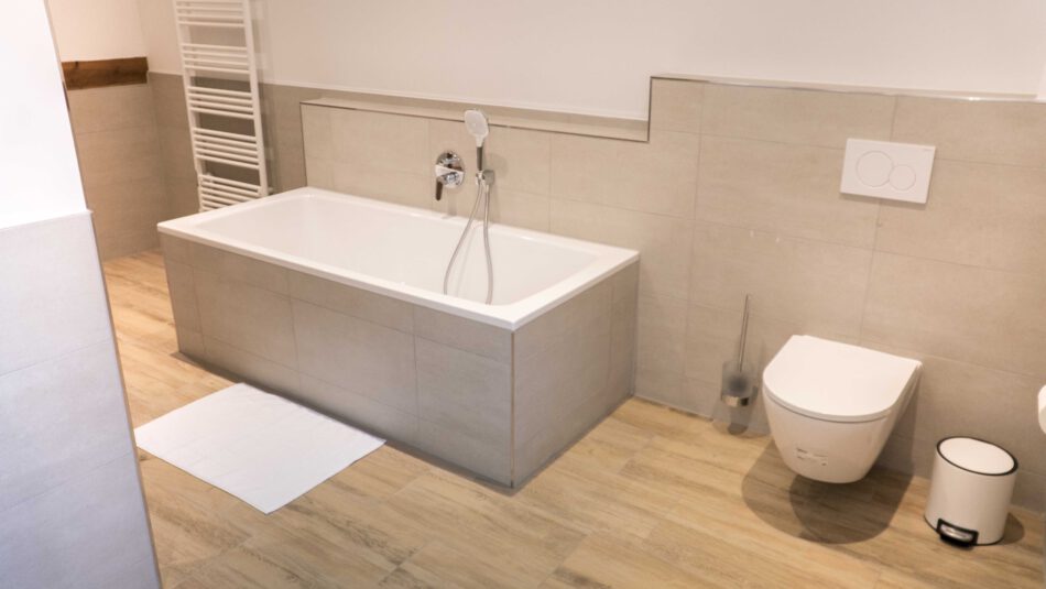 Badezimmer mit Badewanne und WC