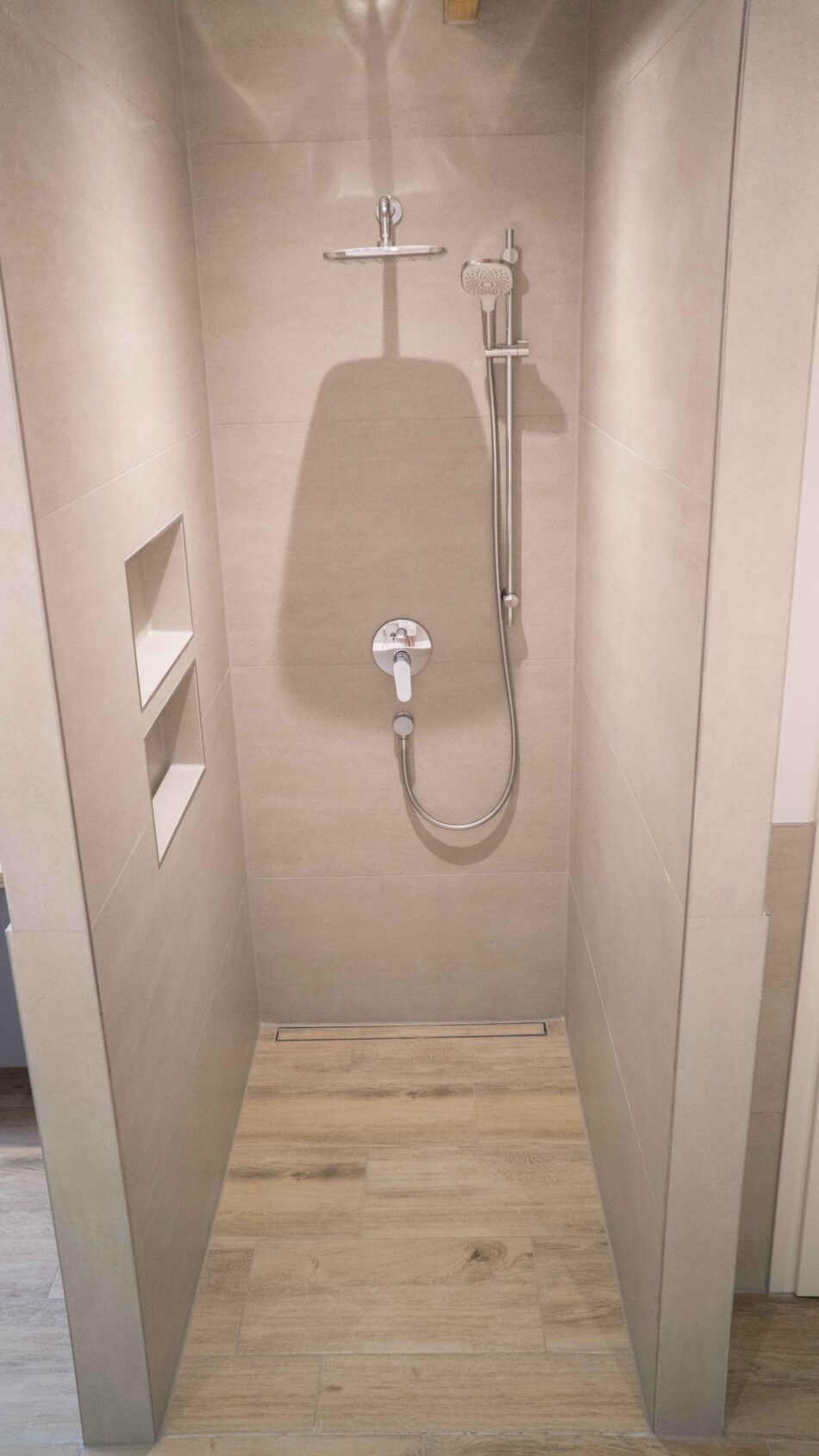 Dusche im Badezimmer