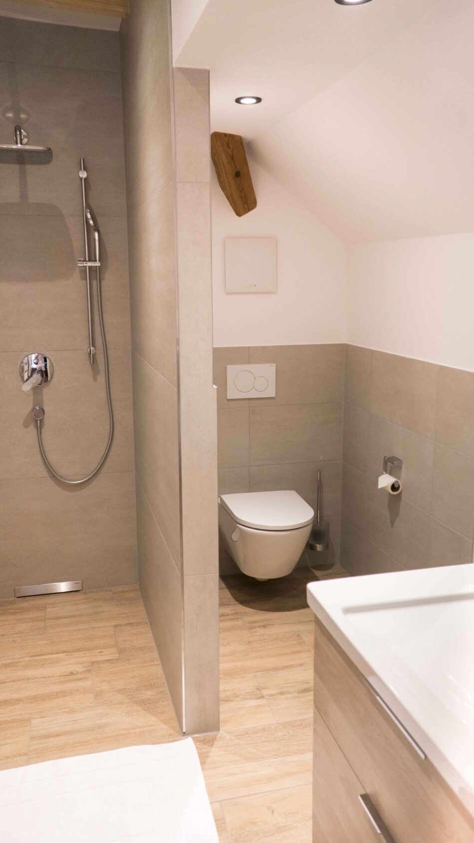 Badezimmer mit Dusche