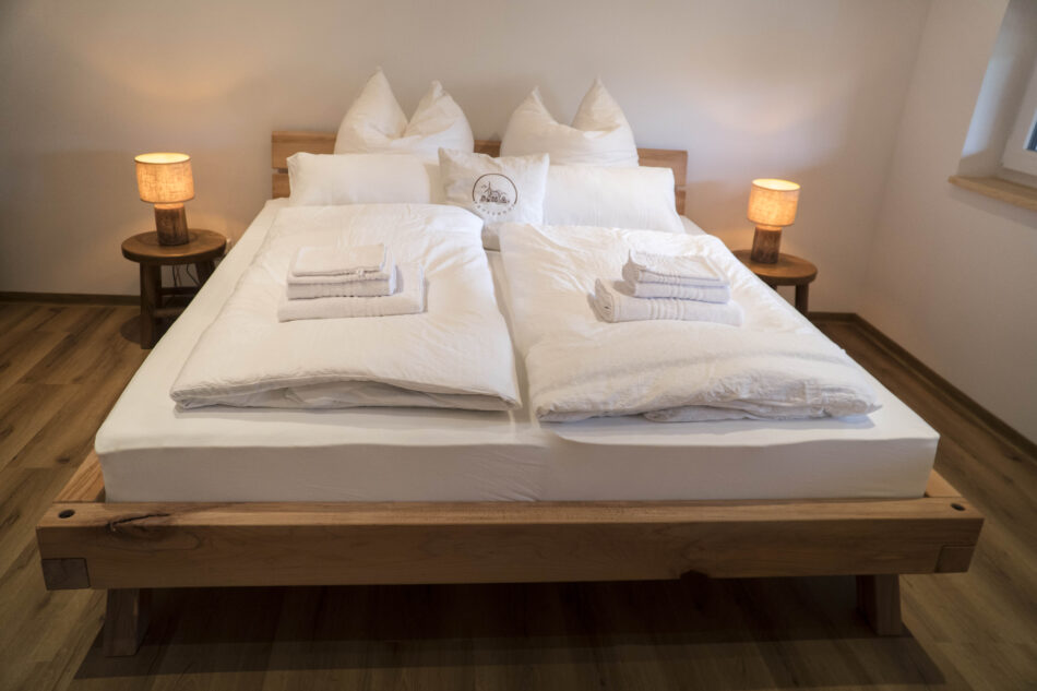 Bett im Elternschlafzimmer