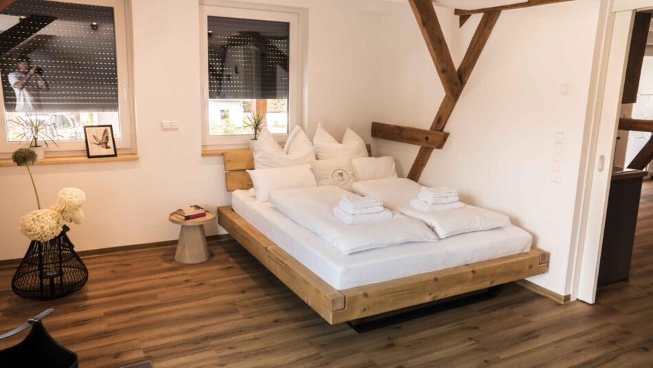 Bett im Kaminzimmer