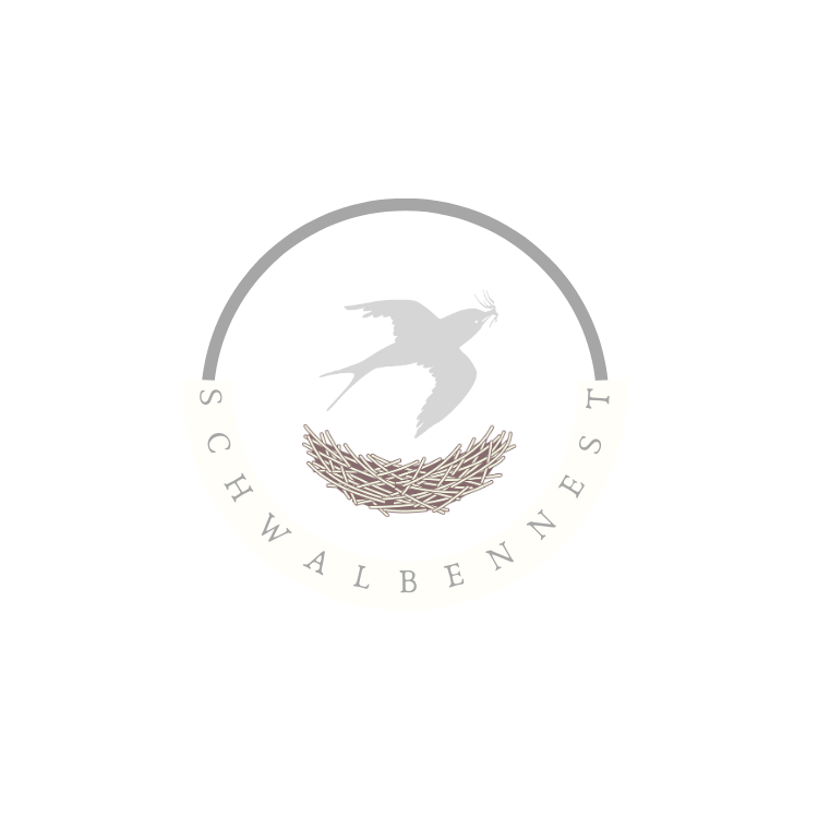 Logo mit der Aufschrift „SCHWALBENNEST“. In einem grauen Kreis fliegt eine stilisierte Schwalbe über einem Nest aus feinen Zweigen. Unterhalb des Kreises befindet sich ein geschwungenes weißes Band mit dem Schriftzug „SCHWALBENNEST“ in grauen Großbuchstaben. Das Design vermittelt Geborgenheit, Naturverbundenheit und Leichtigkeit.